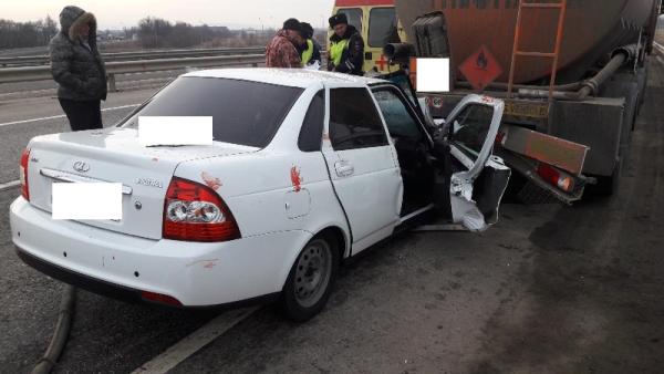 На трассе «Кавказ» автомобиль Lada Priora на полном ходу протаранил бензовоз, есть жертвы